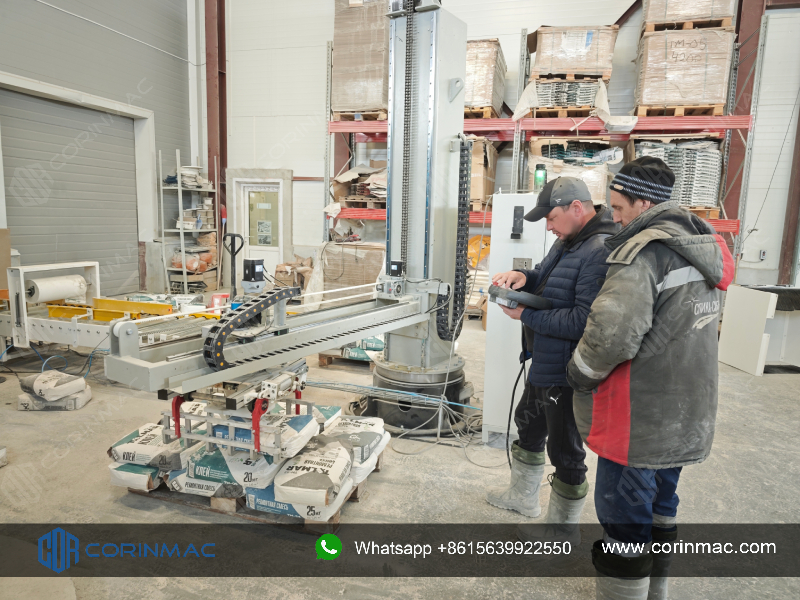 Высокоскоростной колонный паллетизатор CORINMAC работает в России.